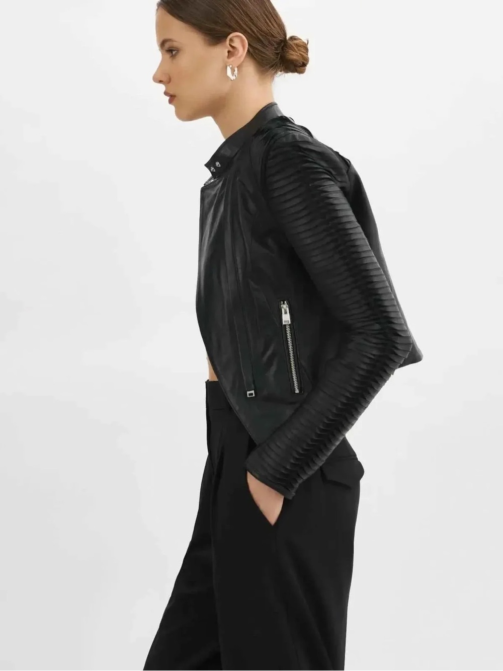 LaMarque Collarless Pleated Sleeve Leather
Jacket size M in black